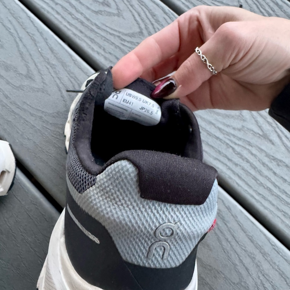 Women’s Oncloud Running shoes size 9.5 - Picture 8 of 8